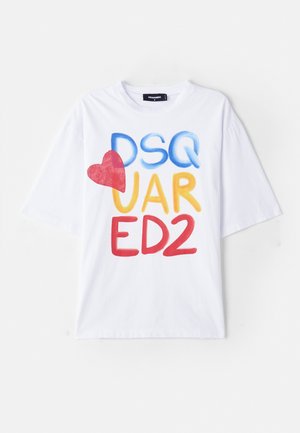Hvit T-skjorte med et fargerikt grafisk trykk med teksten "DSQ UAR ED2," en rød hjerteakcent, korte ermer og rund halsdesign.