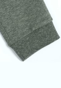 Grau gestrickter Stoffaufschlag mit gerippter Textur. Verfügt über eine saubere Kante und eine mittlere Dicke, geeignet für die Freizeit.