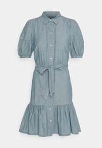 Světle modré džínsové šaty s krátkými nabíranými rukávy, předním zapínáním na knoflíky, páskem v oblasti pasu a vrstveným volánkovým lemem. Hladká textura a ležérní design.