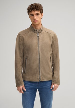 Braune Wildlederjacke mit Stehkragen, Frontreißverschluss und seitlichen Reißverschlusstaschen. Glatte Textur und elegantes Design.