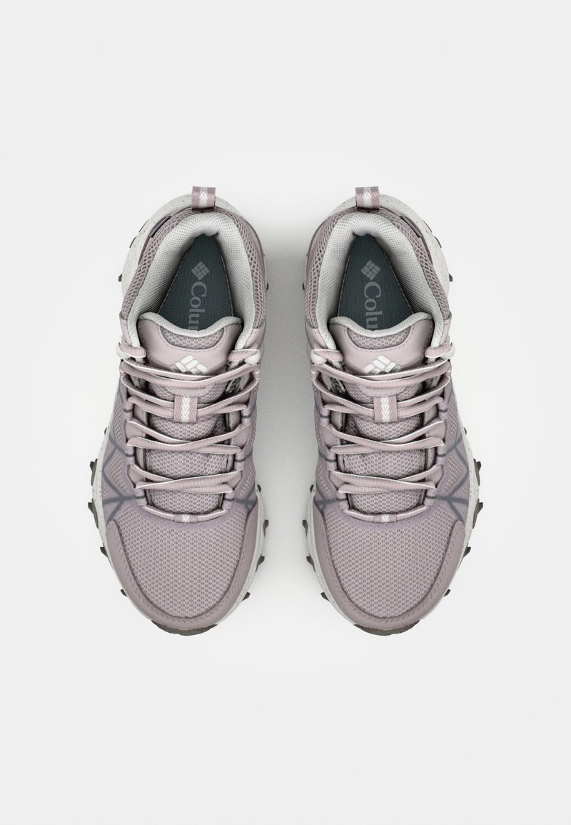 Hellblau-lila Sportlich Schuhe mit einem Mesh-Obermaterial, verstärkter Zehenkappe und strukturiertem Sohlen. Mit flachen Schnürsenkeln und Logo auf der Zunge.