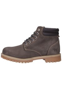 Botas de tobillo de cuero marrón con un acabado texturizado, cordones grises y una suela de goma. Las características incluyen costuras en contraste y un cuello acolchado.