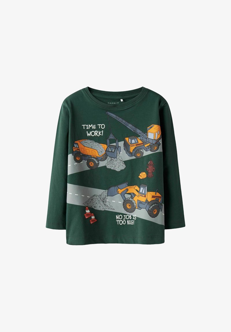 Pika-sleeve roheline T-särk, millel on ehitusmasinate graafikad oranžis ja hallis. Tekst ütleb "AEG TÖÖTA!" ja "EI OLE ÜHTEGI TÖÖT ALA VÄIKE!"