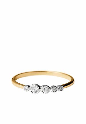 Anillo delgado de oro con cinco diamantes redondos de diferentes tamaños engastados en biseles, dispuestos en línea sobre la banda.