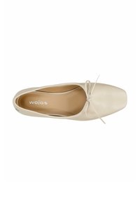 Bežové kožené baleríny s čtveratou špičkou a malou mašlí na vrchu, z pohledu shora.