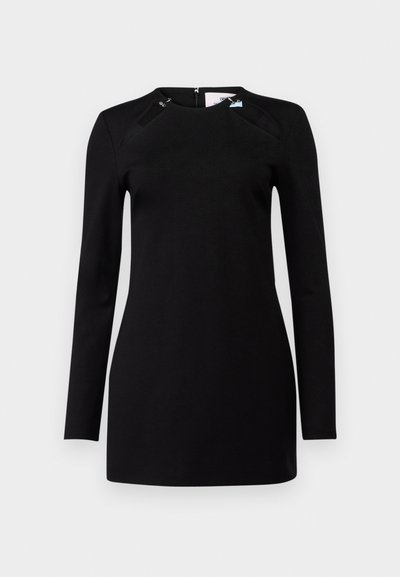 Fekete, hosszú ujjas ruha kerek nyakkivágással, vállkivágásokkal és hátul záródó cipzárral. Simogató, matt textúrájú anyag.