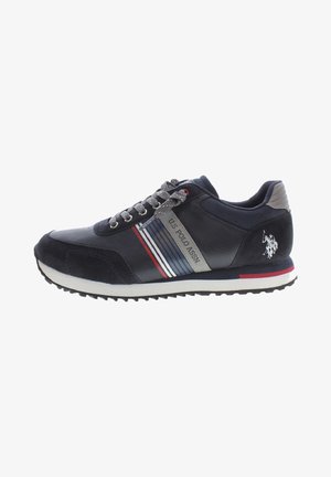 Granatowe sportowe buty wykonane z zamszu i skóry, z białą podeszwą, paskowanymi akcentami w kolorze czerwonym i niebieskim oraz logo na pięcie.
