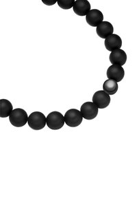 Collar de cuentas negras que presenta una serie de cuentas esféricas mate negras lisas, con una cuenta brillante, dispuestas en un diseño circular.