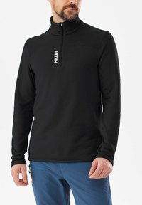 Schwarzer Fleece-Pullover mit hohem Kragen und halbem Reißverschluss. Verfügt über ein weißes Logo auf der Brust, eine glatte Textur und eine figurbetonte Passform.