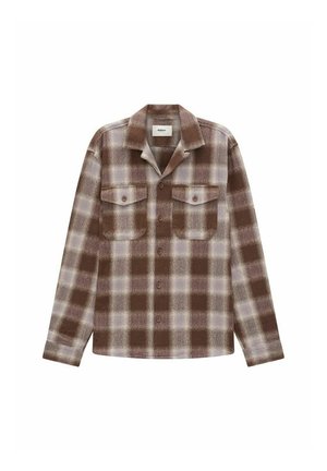 Bruin en crème geruite flanelle shirt met lange mouwen, twee borstzakken, knoopsluiting en notch kraag. Zachte textuur en losse pasvorm.
