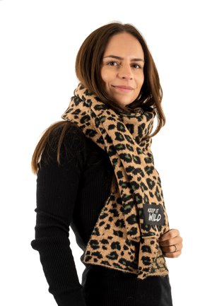 Sciarpa con stampa leopardata nei toni del marrone e del verde, realizzata in tessuto morbido. Presenta un'etichetta "KEEP IT WILD" e bordi a coste per una maggiore texture.
