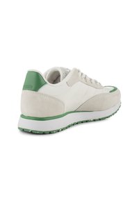 Sneaker blanche avec des accents verts, présentant une tige en suède et cuir, un design texturé, et une semelle en caoutchouc avec une semelle à motifs.