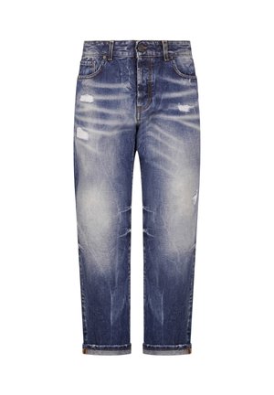 Vaqueros de mezclilla azul deslavada con parches desgastados, estilo de cinco bolsillos, cierre de botón y dobladillos enrollados.