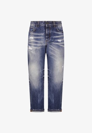 Vaqueros de mezclilla azul deslavada con parches desgastados, estilo de cinco bolsillos, cierre de botón y dobladillos enrollados.