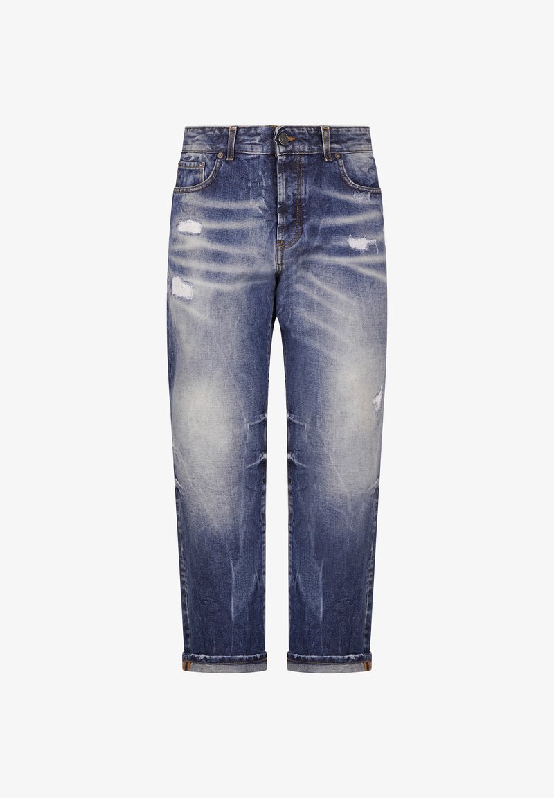 Vaqueros de mezclilla azul deslavada con parches desgastados, estilo de cinco bolsillos, cierre de botón y dobladillos enrollados.