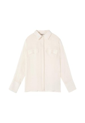 Krémově zbarvená košile s dlouhým rukávem, špičatým límcem, skrytým knoflíkovým límcem a dvěma náprsními kapsami s klopami, položena na rovné ploše.