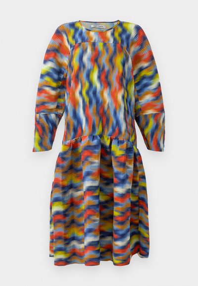 Dolga obleka s črtastim vzorcem v modri, oranžni, rumeni in beli barvi, z znižanim pasom in nabranim krilom.