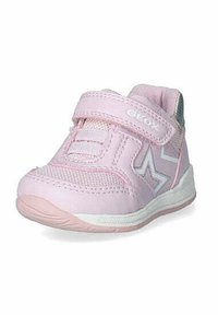 Scarpa atletica rosa con cinturino in velcro, pannelli in rete e accenti bianchi. Punta arrotondata e suola in gomma testurizzata per una buona aderenza.