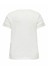 Camiseta blanca de algodón con mangas cortas, que presenta detalles de encaje en los dobladillos de las mangas y un corte relajado. La vista trasera muestra un diseño simple y suave.