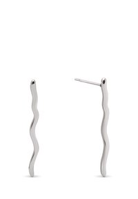 Silberohrringe mit einem wellenförmigen Design, das eine glänzende Oberfläche aufweist. Jedes Stück hat eine glatte Textur und eine längliche Form für einen einzigartigen Look.
