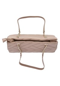 Sac à main matelassé beige de forme rectangulaire, avec deux poignées, un accent en chaîne et une fermeture éclair sur le dessus.