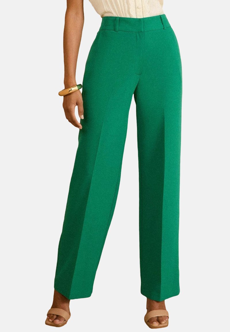 Pantaloni a gamba larga verdi realizzati in tessuto morbido, con vita alta, pieghe frontali sartoriali e vestibilità classica.