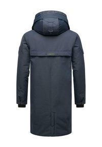 Námořnická modrá parka s kapucí, s voděodolným povrchem, elastickými manžetami a dlouhým, rovně střiženým designem. Obsahuje detail loga na kapuci.