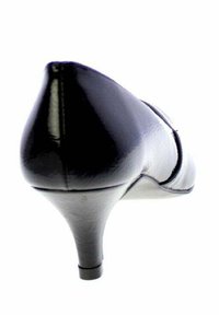 Pump da donna in vernice nera con tacco basso e affusolato, mostrata da dietro su sfondo bianco.