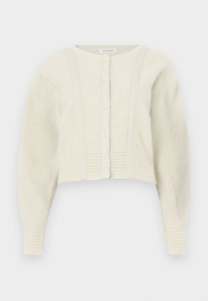 Cardigan corto color marfil claro hecho de punto suave con cuello redondo, cierre frontal con seis botones y detalles acanalados en los puños y el dobladillo.