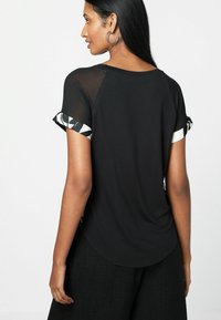 Next - SHORT SLEEVE RAGLAN STANDARD - Basic T-shirt - black cream Thumbnail Image 1