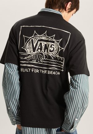Czarny t-shirt z białym nadrukiem fal i napisem "VANS BUILT FOR THE BEACH" na plecach. Krótkie rękawy, luźny krój.