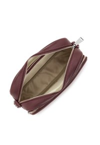 Borsa in pelle bordeaux con superficie texturizzata, dotata di aperture con doppia cerniera e di un interno foderato in beige con una piccola tasca interna.
