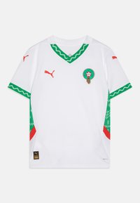 Bela nogometna majica z zelenimi in rdečimi dodatki. Ima V-izrez, vzorčaste rokave, logotip Puma in maroko emblem na prsih.