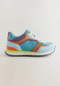 Sneaker aus blauen und türkisfarbenen synthetischen Materialien mit braunen und orangefarbenen Akzenten. Verfügt über eine strukturierte Sohle, weiße Schnürsenkel und ein rotes Etikett.