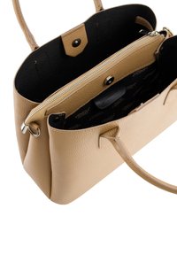 Beige handtas met textuur en twee handvatten, met een zwart interieur, een ritsvak en een knoopsluiting. Logo zichtbaar aan de binnenkant.