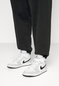 Jordan AIR JORDAN 1 MID - Sapatilhas de cano alto - grey fog/black/white