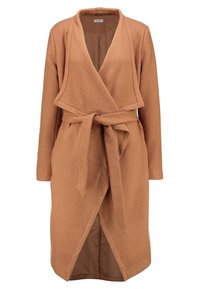 Manteau long en laine couleur camel avec larges revers et ceinture nouée à la taille, longueur genoux avec ourlet ouvert devant.