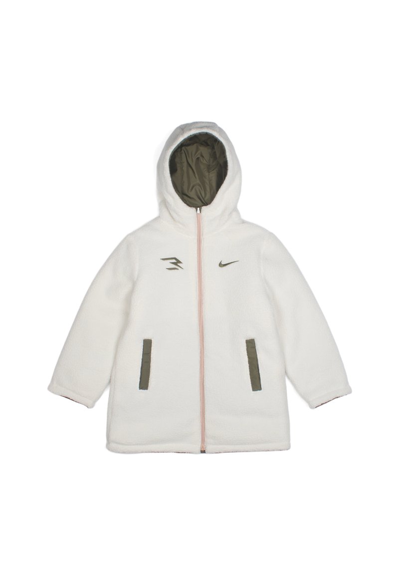 Veste en polaire blanche avec capuche, accents verts sur les poches et la fermeture éclair, et logo Nike brodé sur le côté gauche de la poitrine. Texture douce.