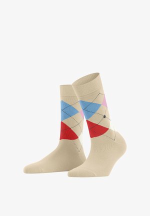 Beige Socken mit einem Rautenmuster aus sich überschneidenden Rauten in Blau, Rot, Rosa und Weiß, mit einem kleinen runden Logo auf einer Socke.