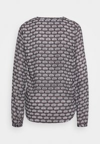 Blusa a maniche lunghe in un tessuto leggero con un motivo a ventaglio bianco e nero, scollo rotondo e orlo leggermente curvo.