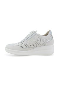 Sneaker bianco con motivo perforato, dettagli metallici, colletto imbottito, chiusura con lacci e una suola bianca spessa per un'altezza aggiuntiva.