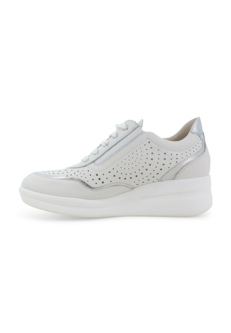 Sneaker bianco con motivo perforato, dettagli metallici, colletto imbottito, chiusura con lacci e una suola bianca spessa per un'altezza aggiuntiva.