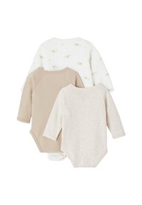 Drei langärmelige Babybodysuits in Beige, Hellgrau und Weiß. Der weiße Body hat ein dezentes Tiermuster. Aus weichem Baumwollmaterial.