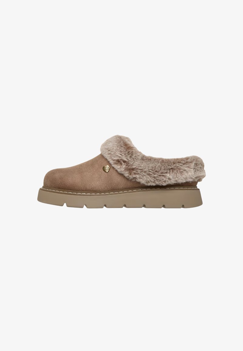 Zapatilla marrón con cuello de pelaje sintético suave, punta redondeada, parte superior texturizada y una gruesa suela de goma beige con un patrón acanalado.