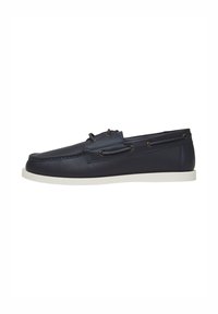 Scarpa da barca di pelle blu navy con suola in gomma bianca, cuciture moc toe e dettaglio di lacci lungo i lati.