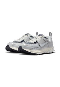 Chaussures de course pour hommes avec une tige en mesh argent et blanc, des panneaux texturés, une semelle extérieure en caoutchouc noir et des accents blancs. Comprend une languette de traction.