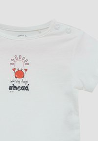 Weißes Baby-T-Shirt mit einem roten Krebs, der zwei Herzen unter einer Sonne hält, und dem Text "Sonnige Tage voraus" auf der Vorderseite.