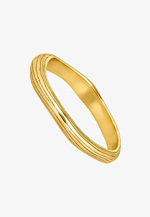 Anillo de banda de oro con un acabado liso y pulido, además de sutiles grabados lineales a lo largo de la superficie, creando una apariencia texturizada.