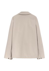 Beige jas met een gestructureerde kraag, lange mouwen en drukknopen bij de boorden. Zijdezachte textuur en minimalistisch ontwerp.