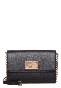 Černá kožená kabelka přes rameno s texturovaným povrchem. Má zlatý logový štítek, řetízkové ramínko a překlopné zavírání.